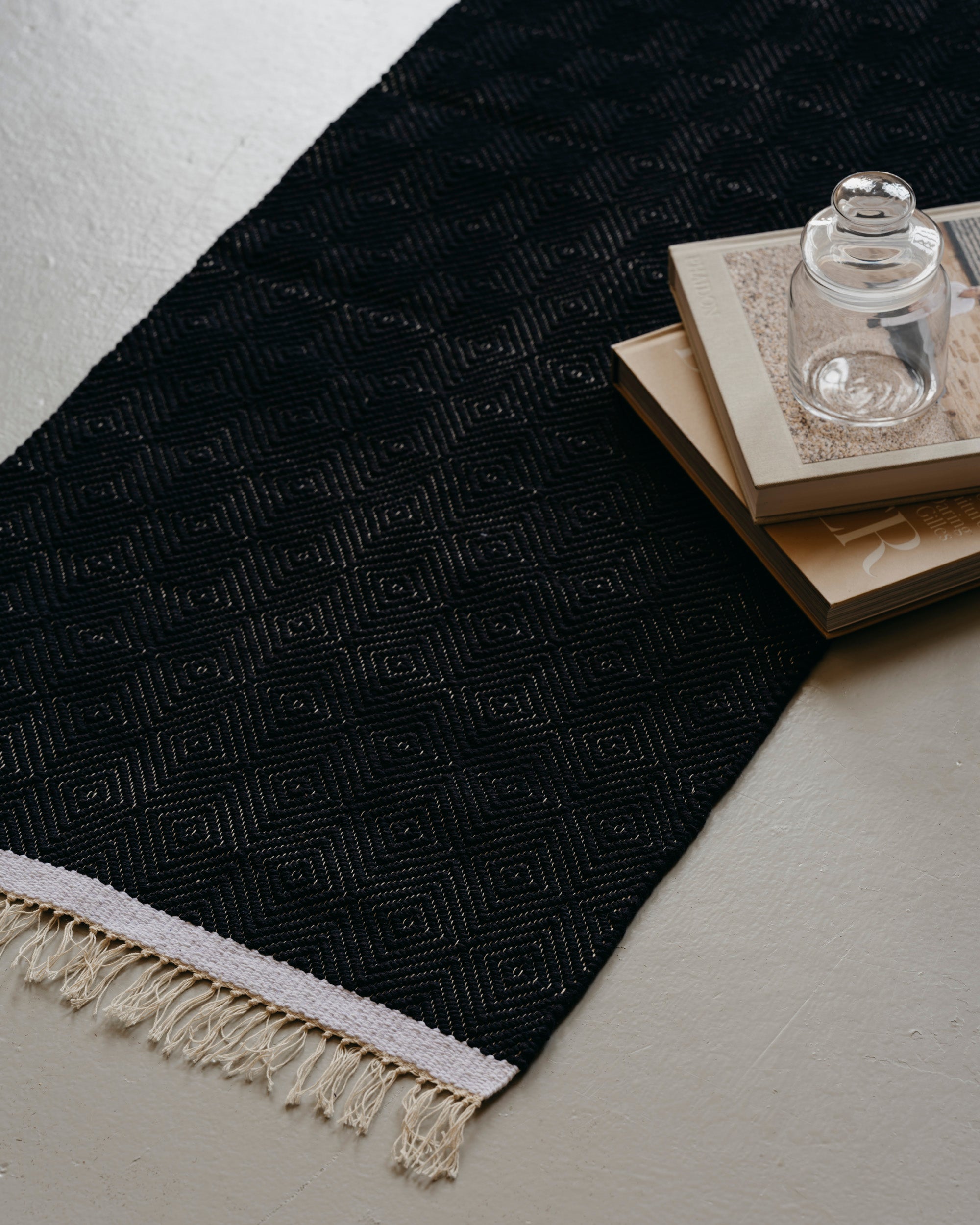 Diamond Weave Bathmat / Medium / Black-White